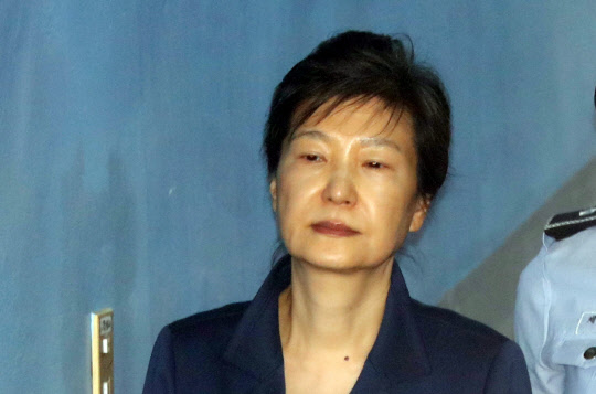 구속 만기가 3일 앞으로 다가온 박근혜 전 대통령이 13일 오전 서초구 서울중앙지법에서 열린 속행공판에 출석하기 위해 호송차에서 내려 법정으로 향하고 있다. 박 전 대통령의 구속 기간이 추가로 연장될지는 이날 결정될 것으로 보인다.